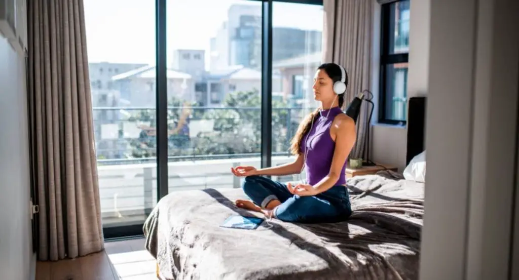 12 Best Guided Morning Meditation For Gratitude & Positivity